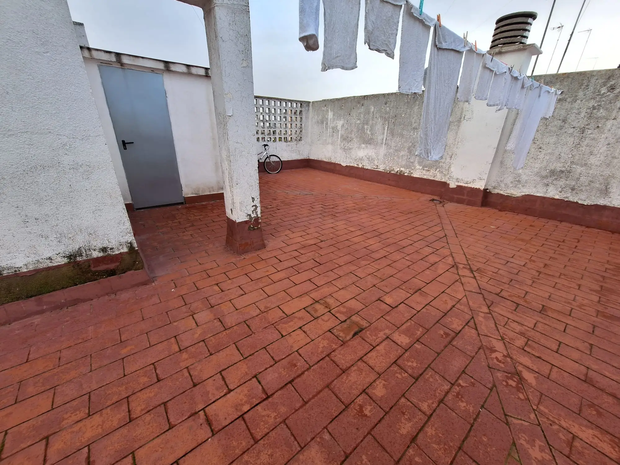 Limpieza de azotea y patio en Sevilla