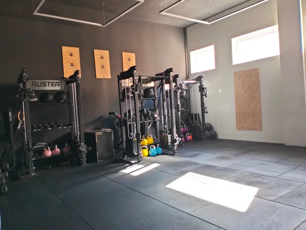 Sala de entrenamiento funcional limpia y ordenada