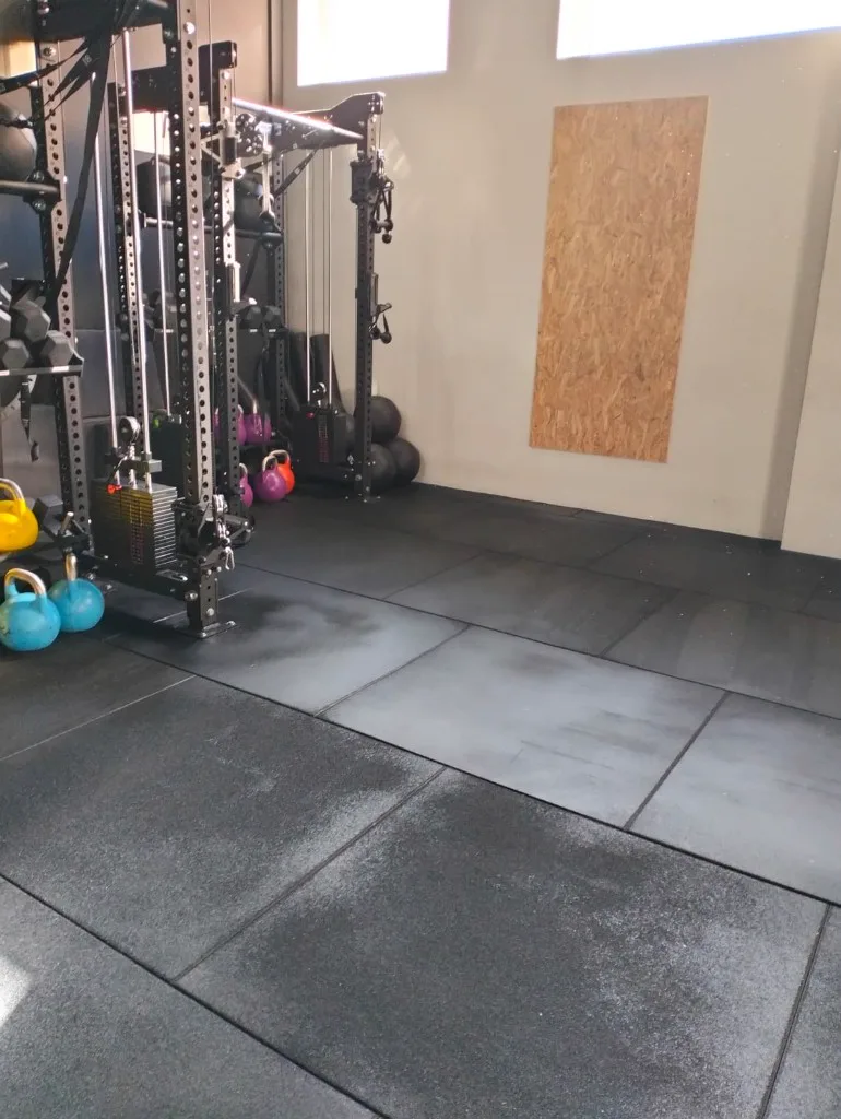 Zona de pesas y kettlebells en gimnasio limpio