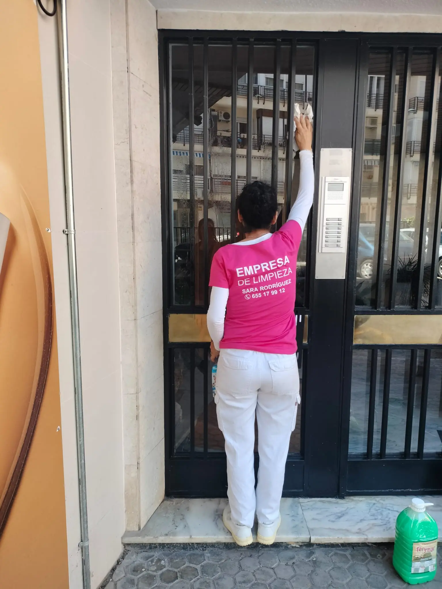 Sara Rodríguez limpiando portal en Sevilla